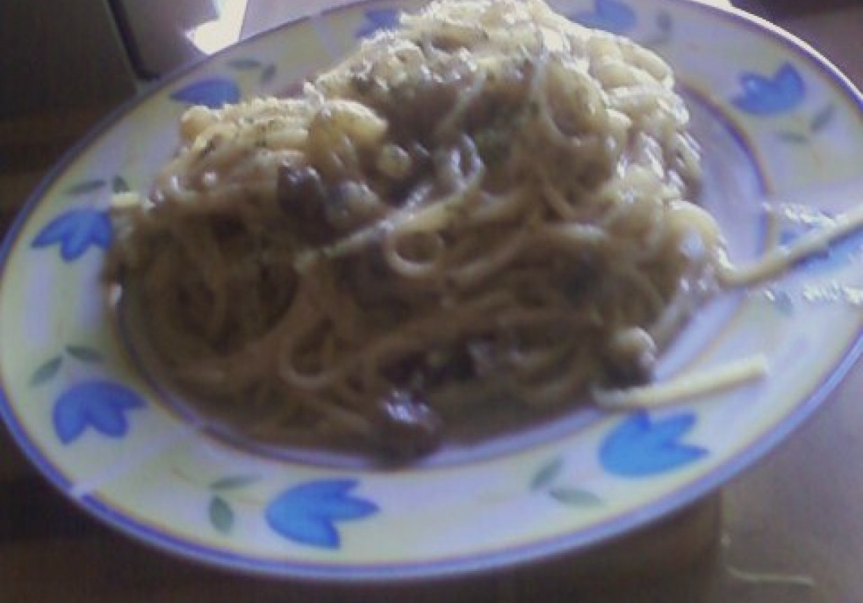 Spaghetti z sosem śmietankowo pieczarkowym i fetą foto