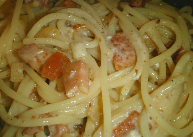Fotografia przedstawiająca Spaghetti z sosem śmietanowym oraz boczkiem