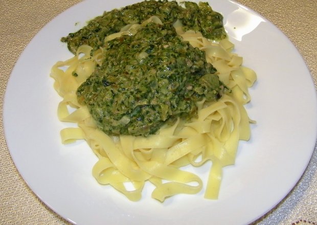 Fotografia przedstawiająca Spaghetti z sosem szpinakowo- tuńczykowym