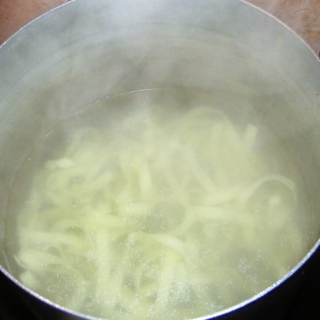 Krok 1 - Spaghetti z sosem szpinakowo- tuńczykowym foto