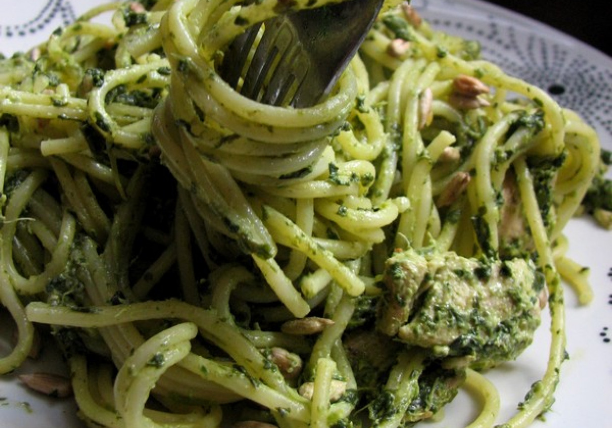 Spaghetti z sosem szpinakowym, z kurczaczkiem i prażonym słonecznikiem foto