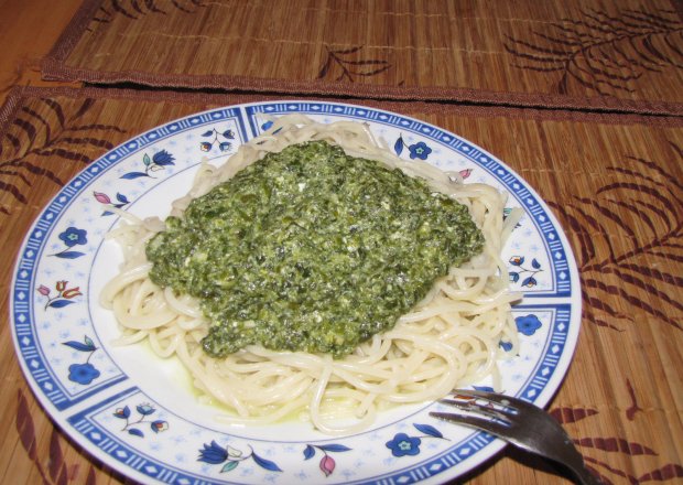 Fotografia przedstawiająca spaghetti z sosem szpinakowym