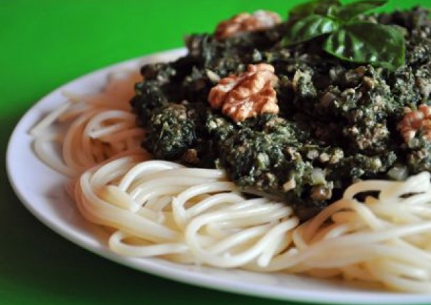 Fotografia przedstawiająca Spaghetti z sosem szpinakowym
