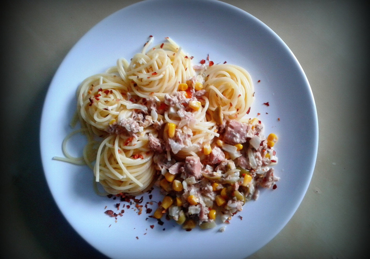 Spaghetti z sosem tuńczykowo - śmietanowym foto