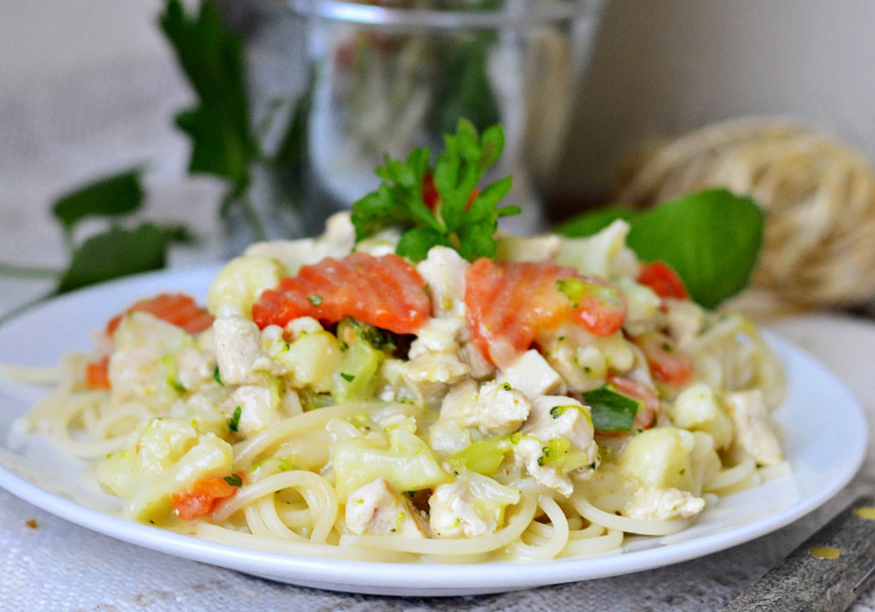 Spaghetti Z Sosem Warzywnym Z Kurczakiem - DoradcaSmaku.pl