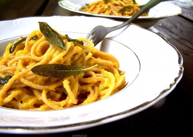 Fotografia przedstawiająca spaghetti z sosem z dyni z szałwią