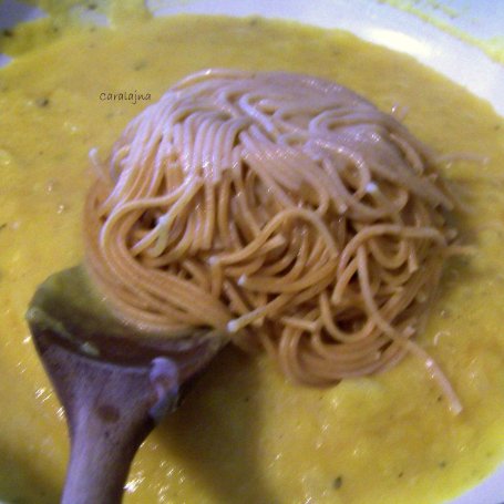 Krok 4 - spaghetti z sosem z dyni z szałwią foto