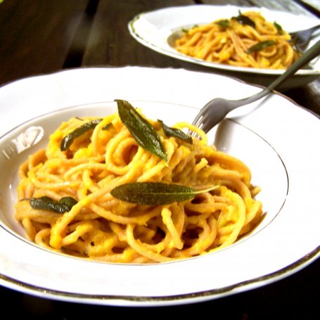 Krok 5 - spaghetti z sosem z dyni z szałwią foto