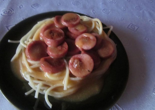 Fotografia przedstawiająca Spaghetti z sosem z parówek