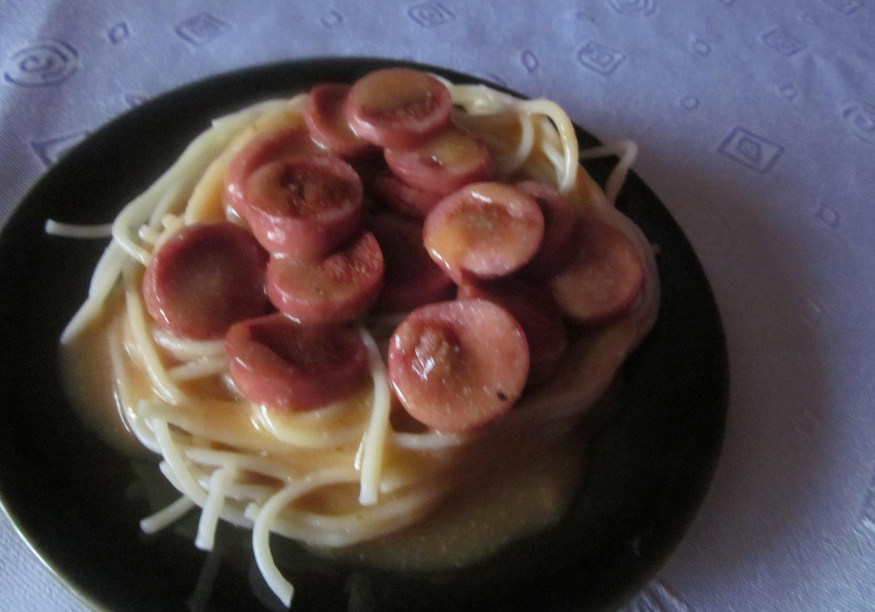 Spaghetti z sosem z parówek foto