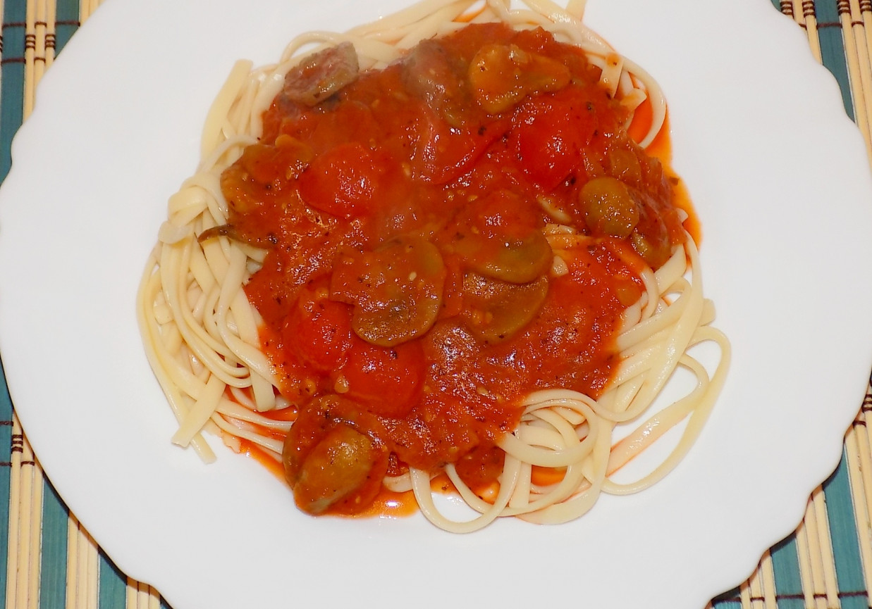 Spaghetti z sosem z pieczarkami foto