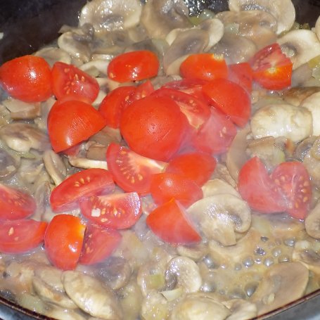 Krok 3 - Spaghetti z sosem z pieczarkami foto