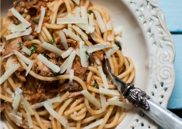 Fotografia przedstawiająca Spaghetti z sosem z tuńczykiem