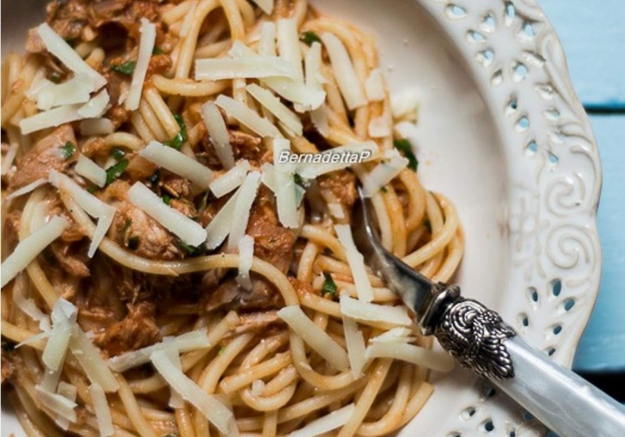 Spaghetti z sosem z tuńczykiem foto