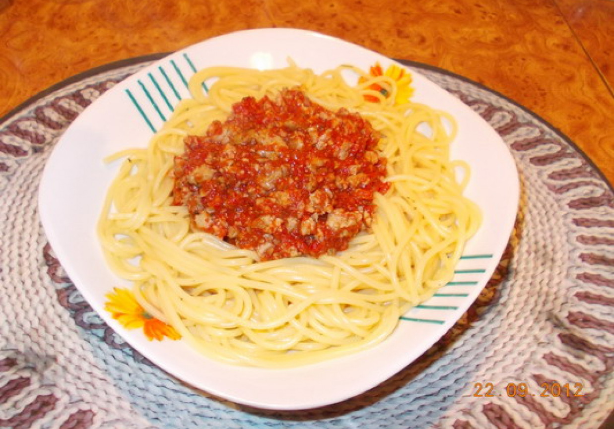 spaghetti z sosem ze świeżych pomidorów foto