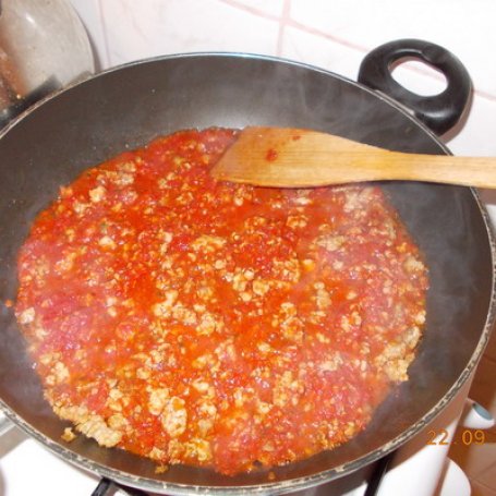 Krok 3 - spaghetti z sosem ze świeżych pomidorów foto
