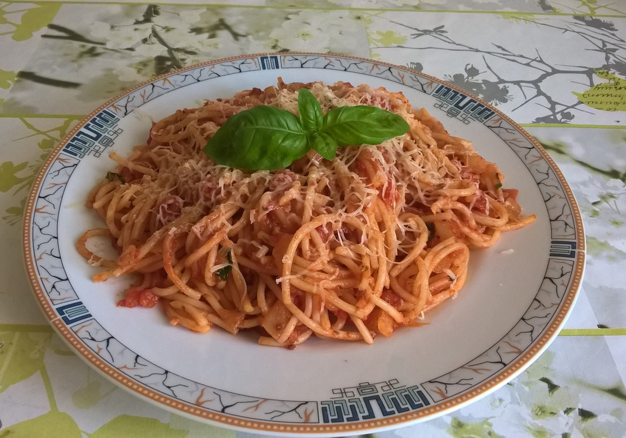Spaghetti z sosem ze świeżych pomidorów foto