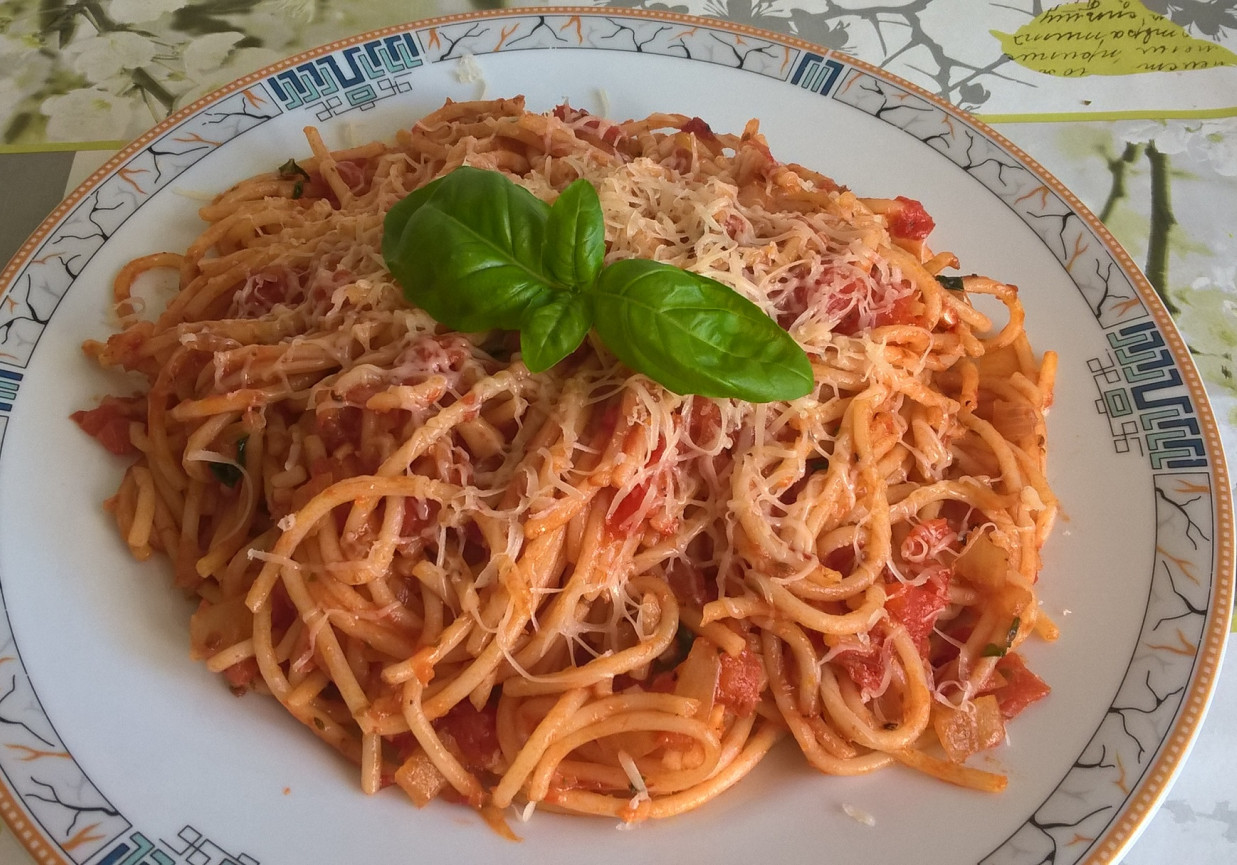 Spaghetti z sosem ze świeżych pomidorów foto