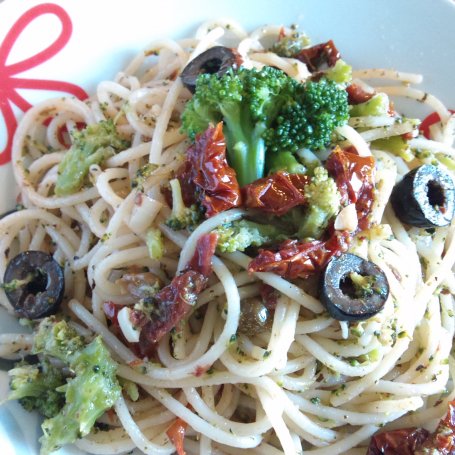 Krok 5 - Spaghetti z suszonymi pomidorami i brokułem foto