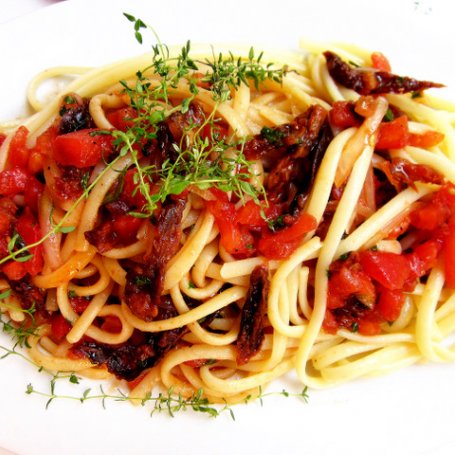 Krok 3 - Spaghetti z suszonymi pomidorami i tymiankiem /crudaiola/ foto
