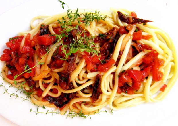 Fotografia przedstawiająca Spaghetti z suszonymi pomidorami i tymiankiem /crudaiola/