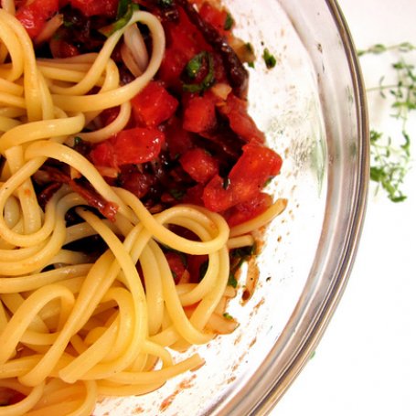 Krok 2 - Spaghetti z suszonymi pomidorami i tymiankiem /crudaiola/ foto