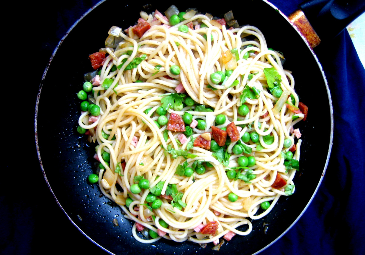 spaghetti z szynką, chorizo i groszkiem  foto
