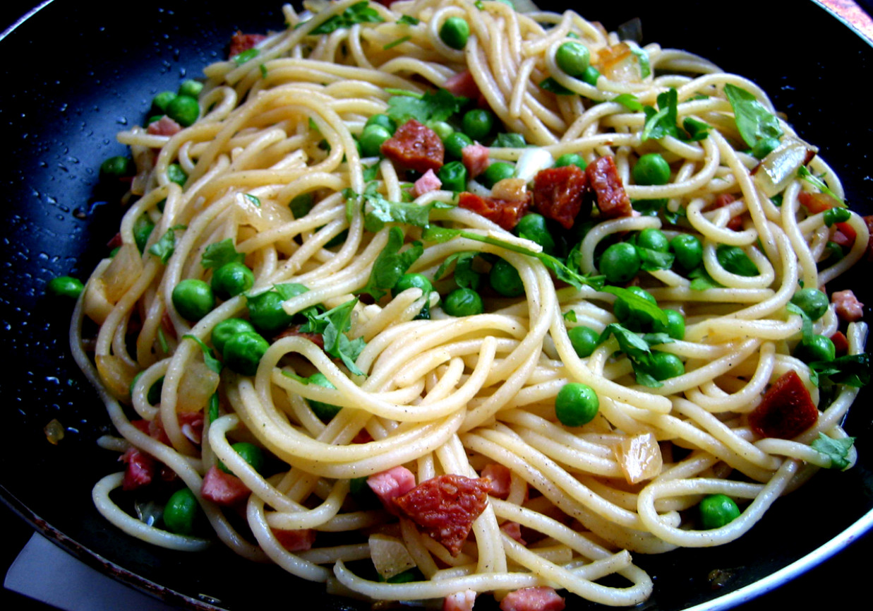 spaghetti z szynką, chorizo i groszkiem  foto