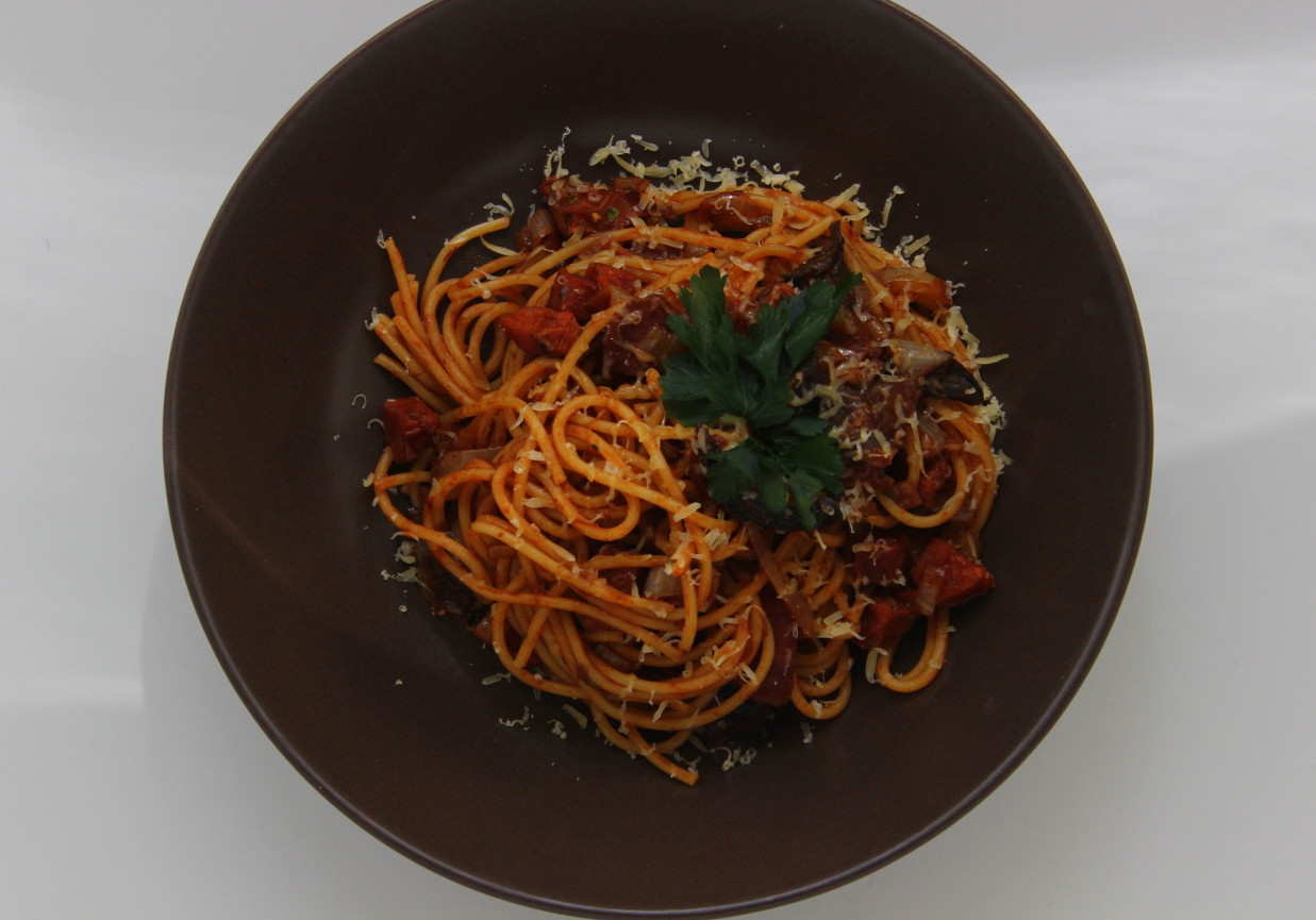 Spaghetti z szynką i grzybami w sosie pomidorowym foto