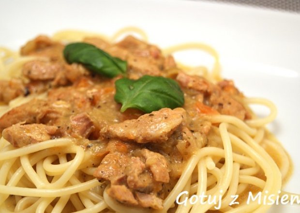 Fotografia przedstawiająca Spaghetti z szynką i sosem śmietanowym