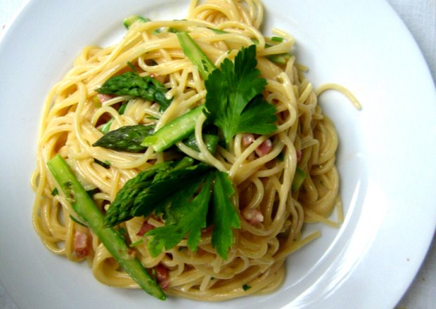 Fotografia przedstawiająca spaghetti z szynką i szparagami