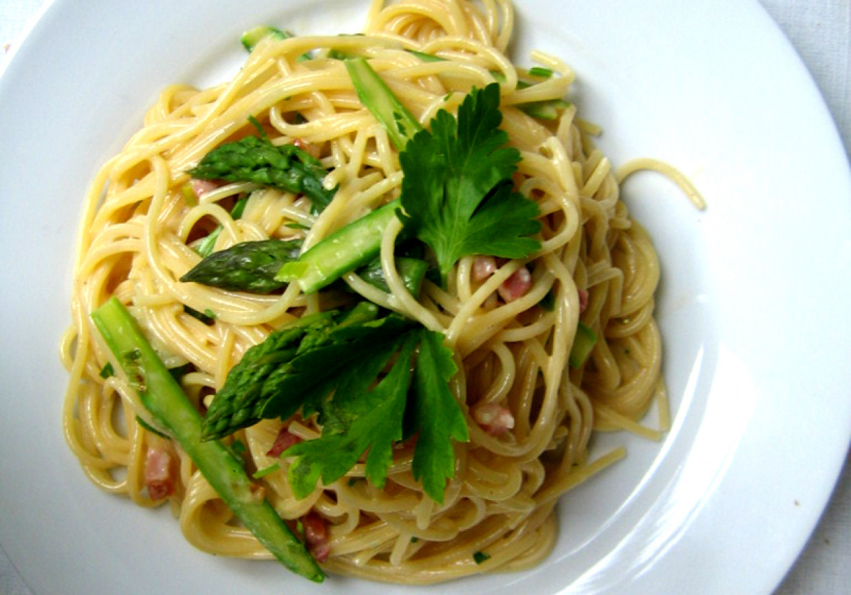 spaghetti z szynką i szparagami  foto