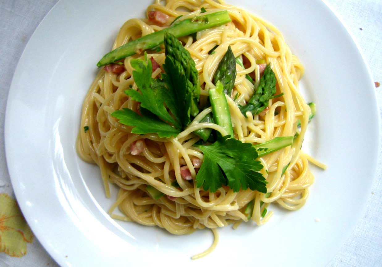 spaghetti z szynką i szparagami  foto