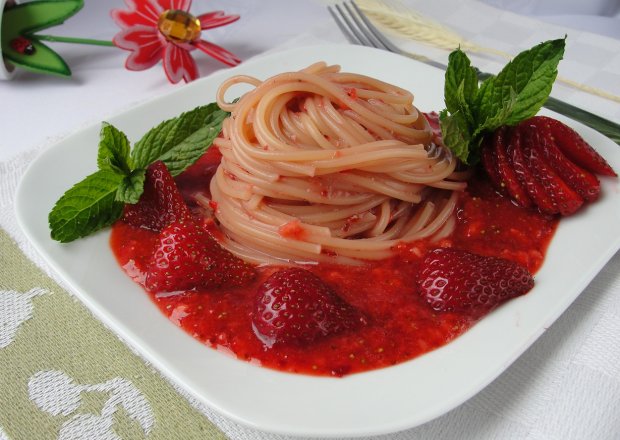 Fotografia przedstawiająca Spaghetti z truskawkami