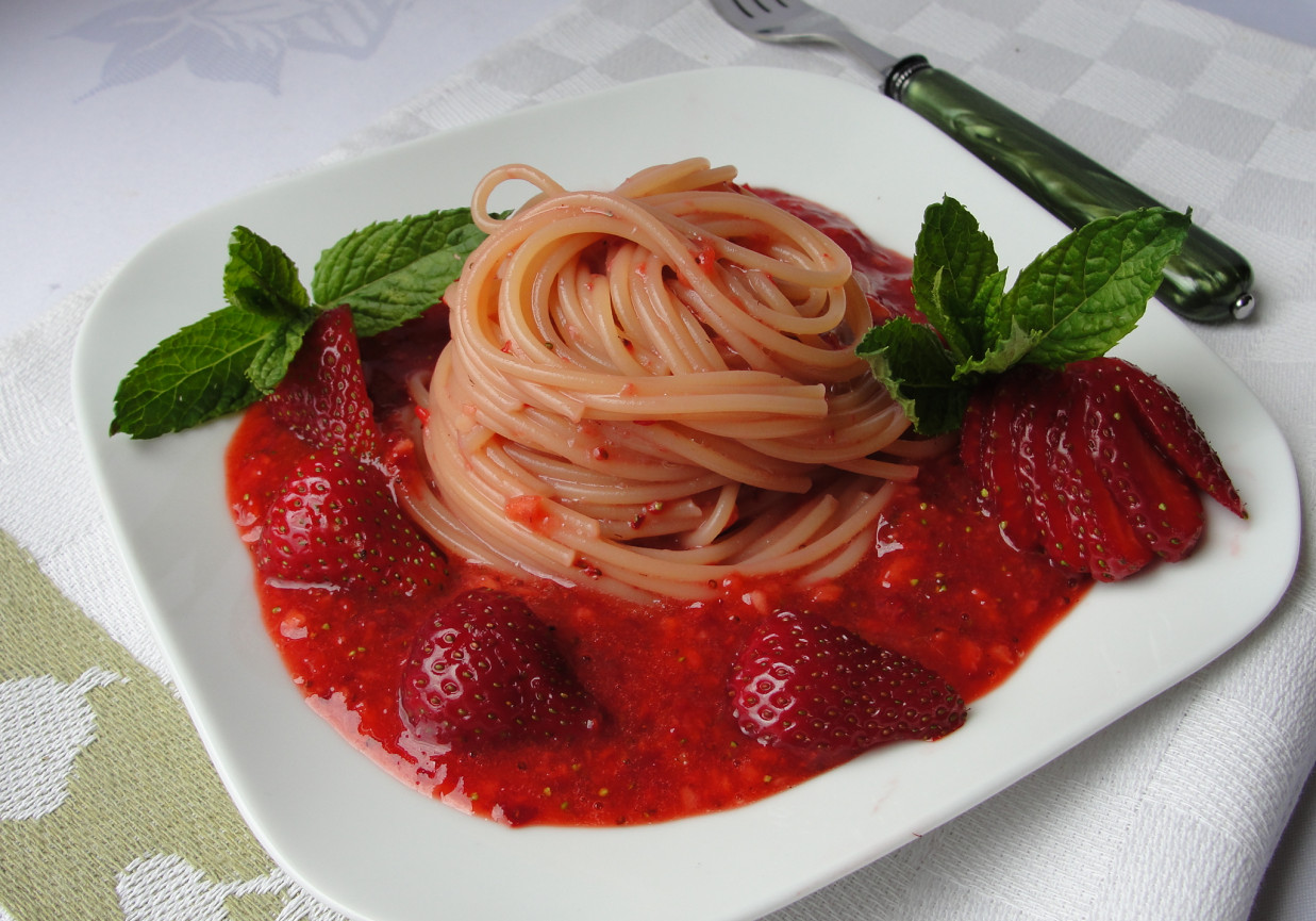 Spaghetti z truskawkami foto