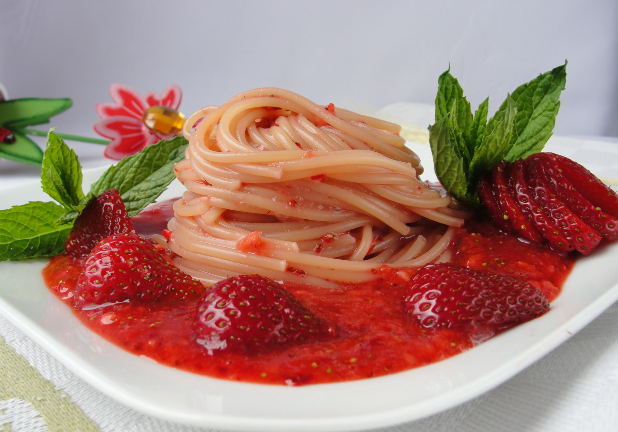 Spaghetti z truskawkami foto
