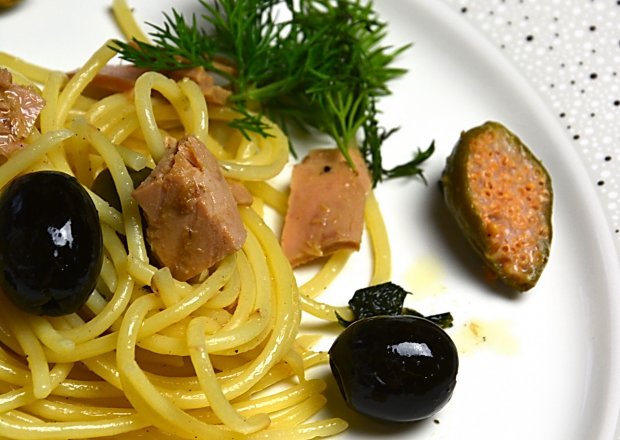 Fotografia przedstawiająca Spaghetti z tuńczykiem, czarnymi oliwkami i kaparami