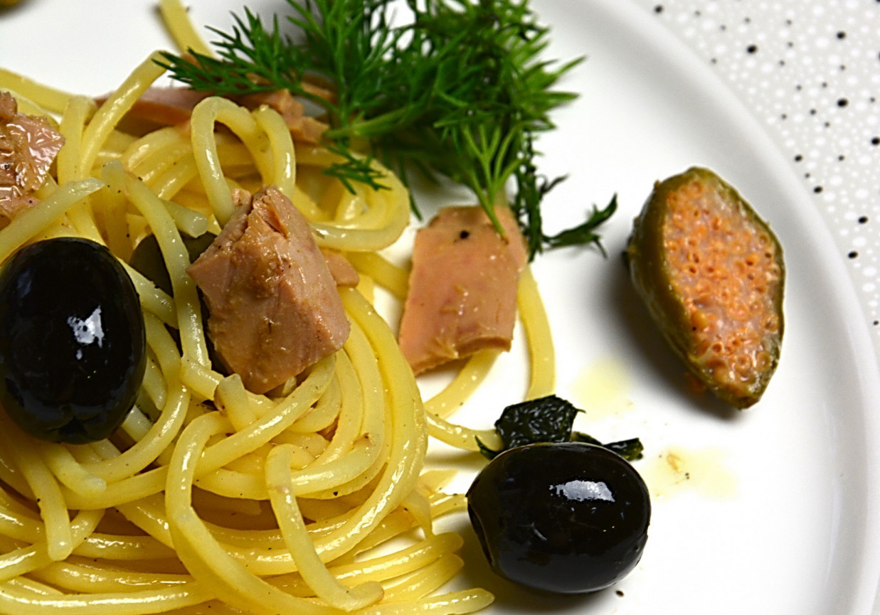 Spaghetti z tuńczykiem, czarnymi oliwkami i kaparami foto