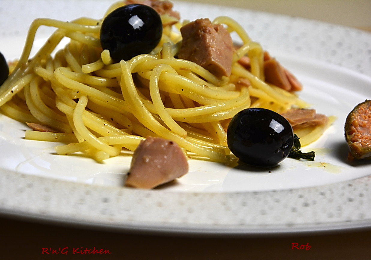 Spaghetti z tuńczykiem, czarnymi oliwkami i kaparami foto