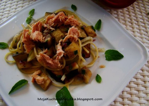 Fotografia przedstawiająca Spaghetti z tuńczykiem i bakłażanem