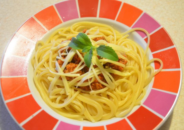 Fotografia przedstawiająca Spaghetti z tuńczykiem i kaparami