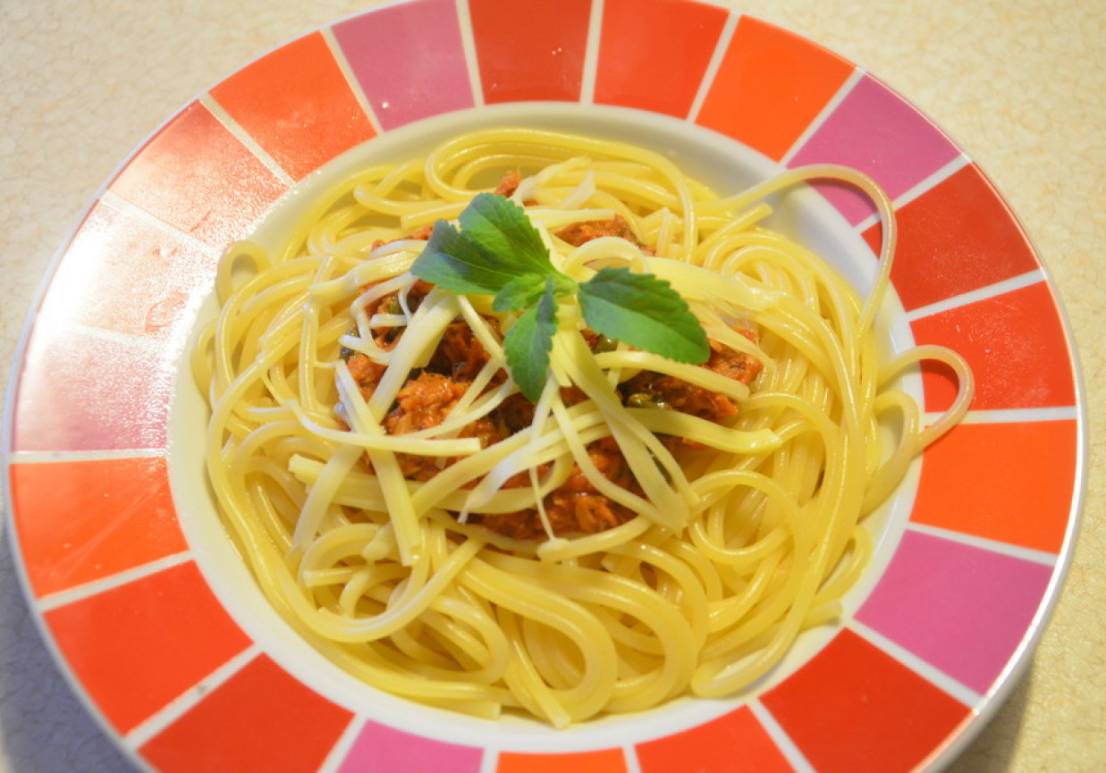 Spaghetti z tuńczykiem i kaparami foto