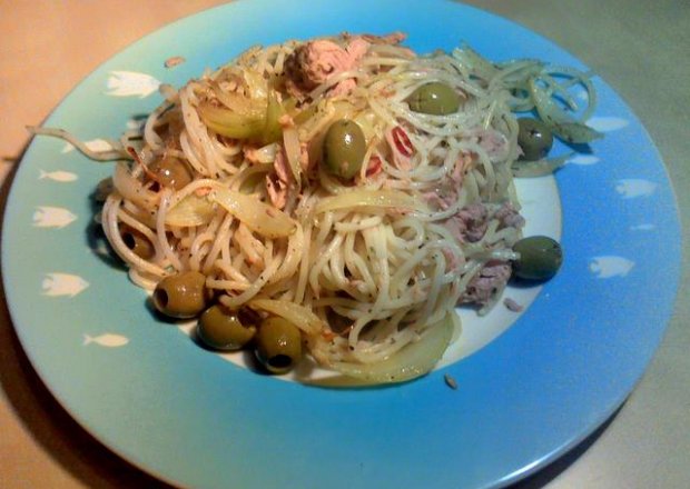 Fotografia przedstawiająca Spaghetti z tuńczykiem i oliwkami