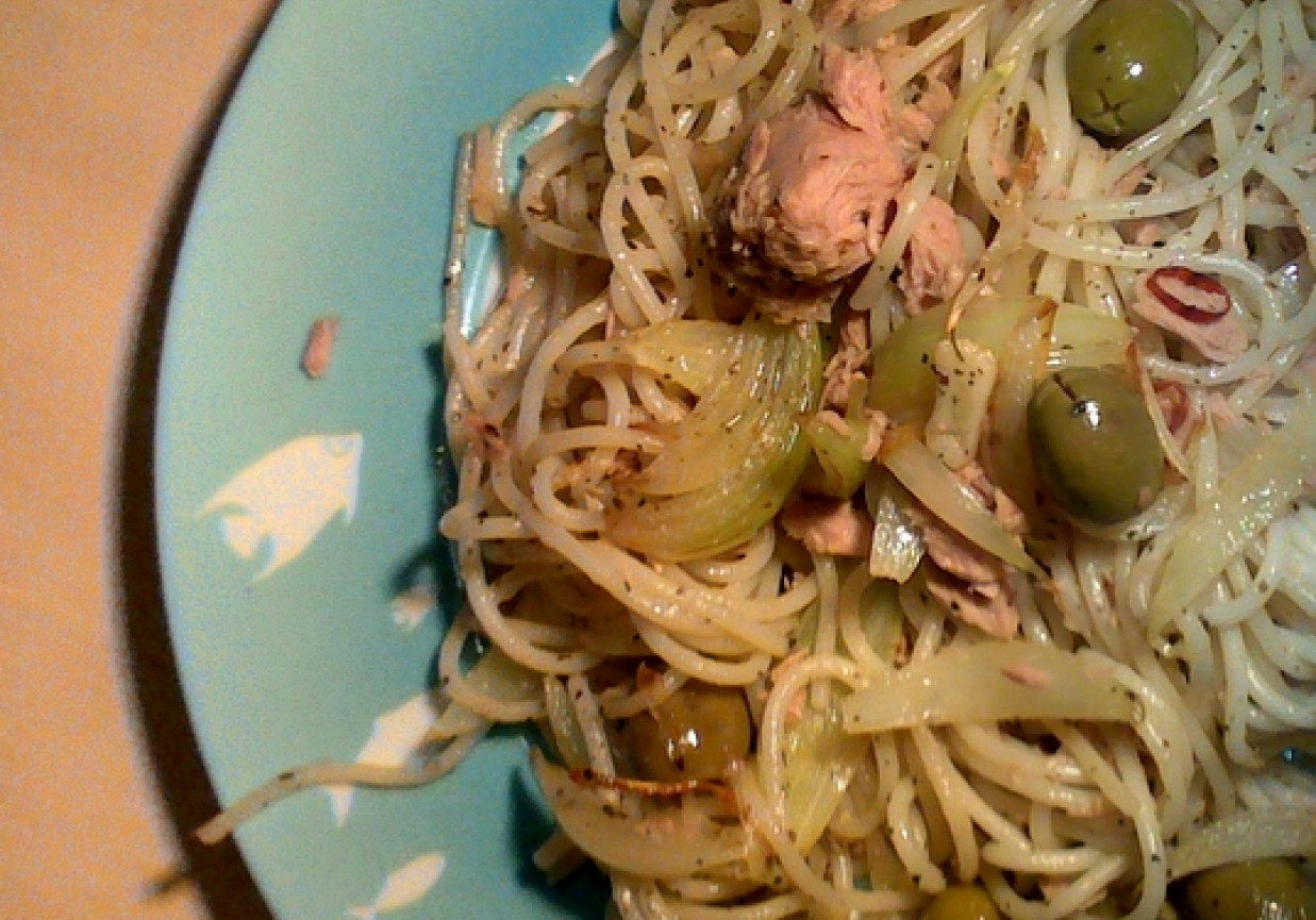 Spaghetti z tuńczykiem i oliwkami foto