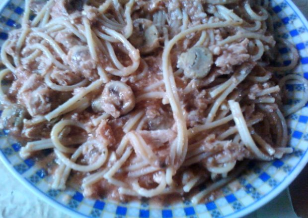 Fotografia przedstawiająca spaghetti z tuńczykiem i pieczarkami