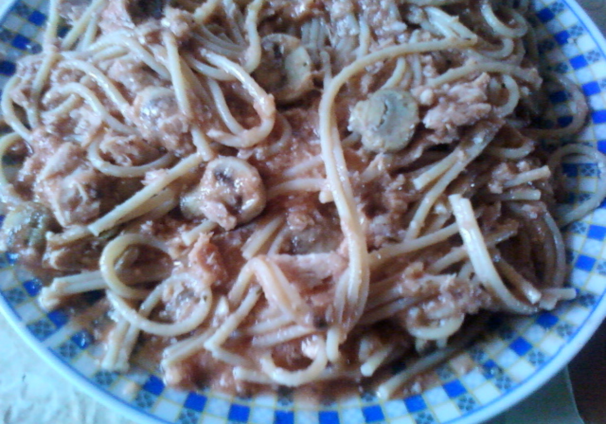 spaghetti z tuńczykiem i pieczarkami foto