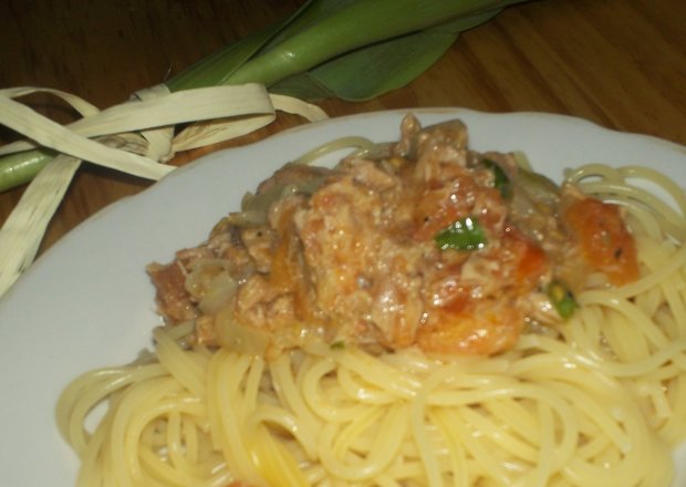 Fotografia przedstawiająca Spaghetti z tuńczykiem i pomidorami
