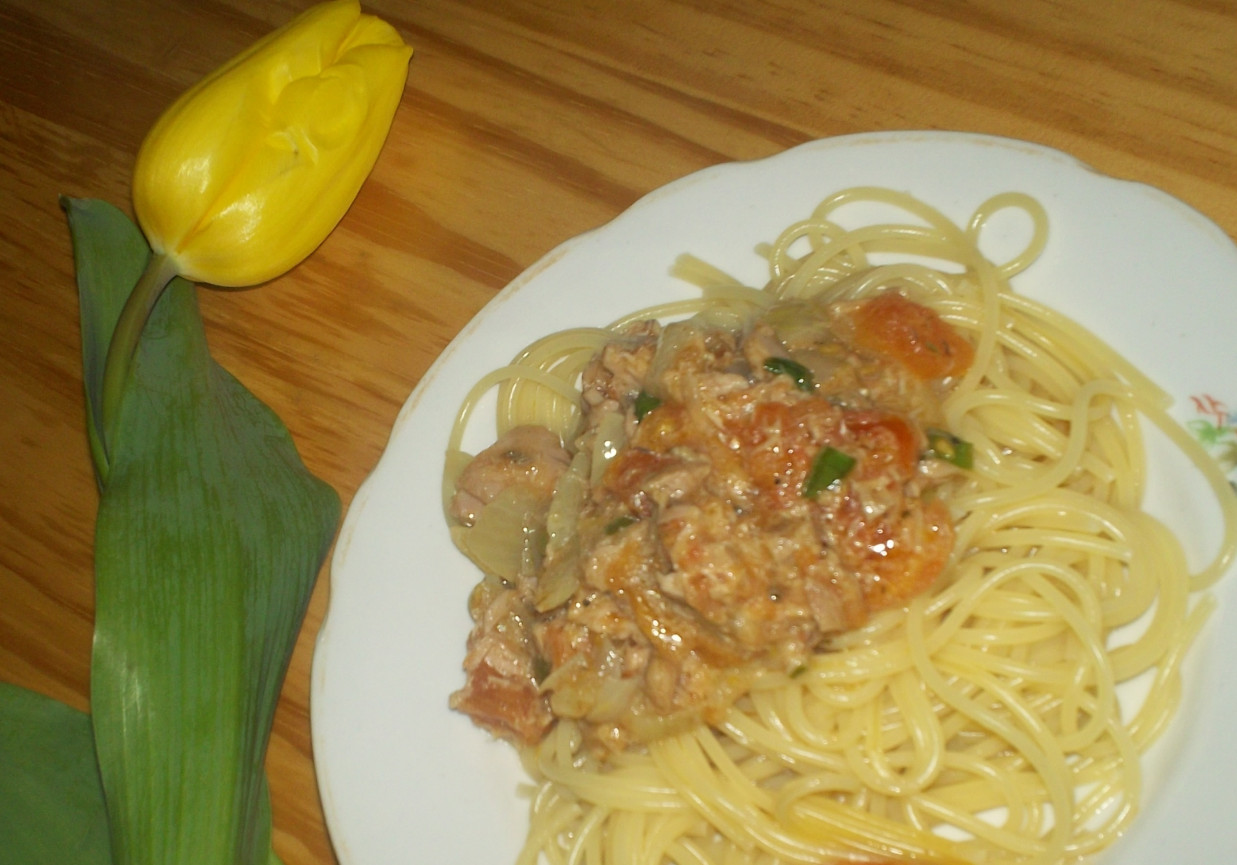 Spaghetti z tuńczykiem i pomidorami foto