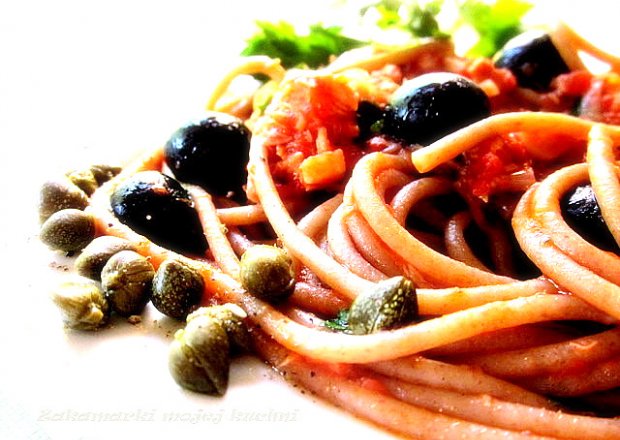 Fotografia przedstawiająca Spaghetti z tuńczykiem i pomidorami