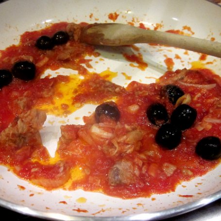 Krok 2 - Spaghetti z tuńczykiem i pomidorami foto